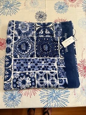 Vera Bradley Navy and White ISLAND TILE BLUE print beach towel NWT
